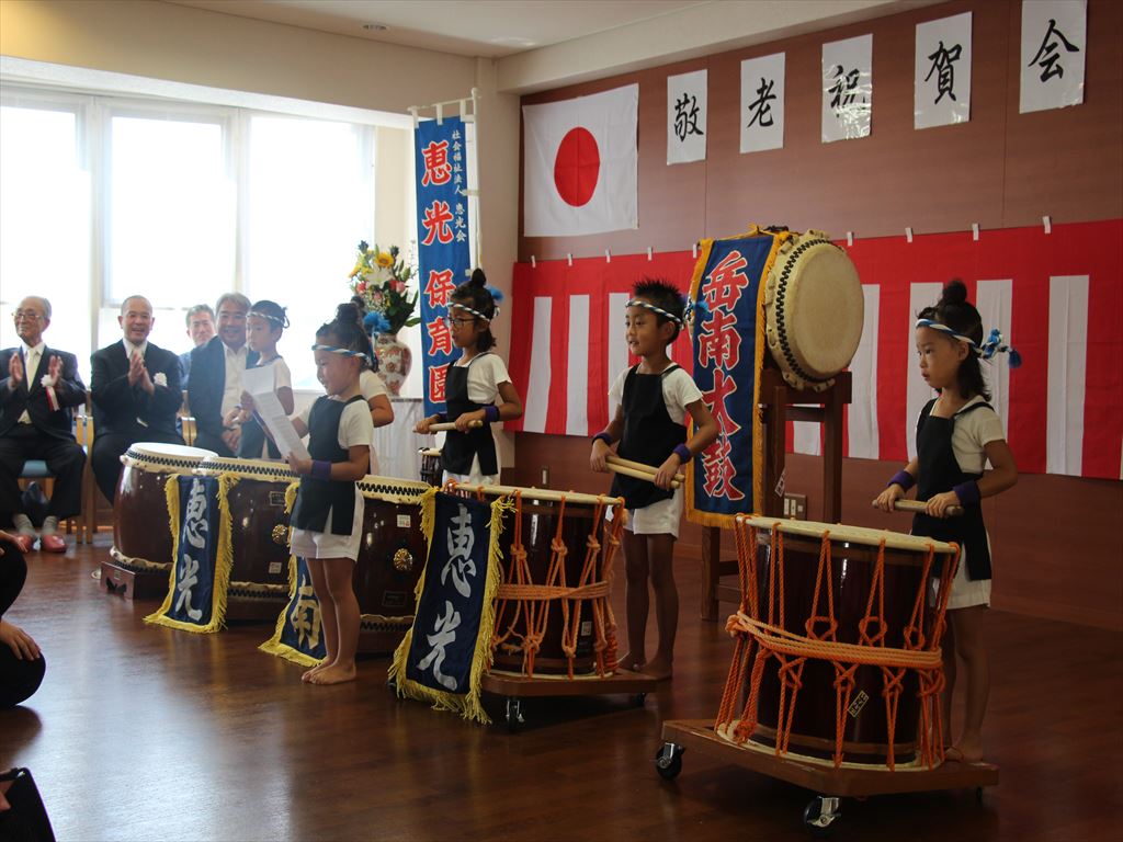 敬老会で岳南太鼓を披露しました。